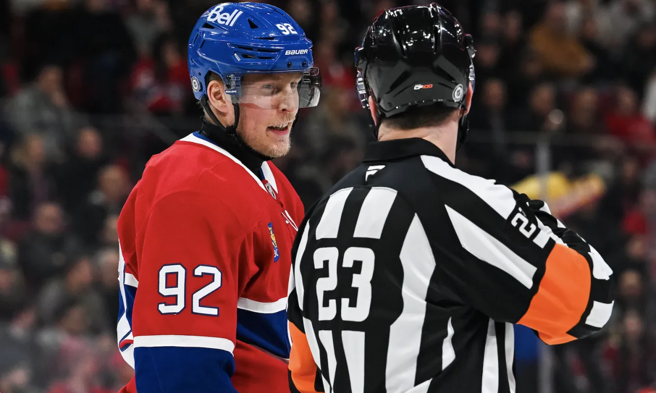 L'ailier droit des Canadiens de Montr&eacute;al Patrik Laine (92) discute avec l'arbitre de la LNH Corey Syvret (23) lors du match contre les Ducks d'Anaheim au cours de la premi&egrave;re p&eacute;riode au Centre Bell.