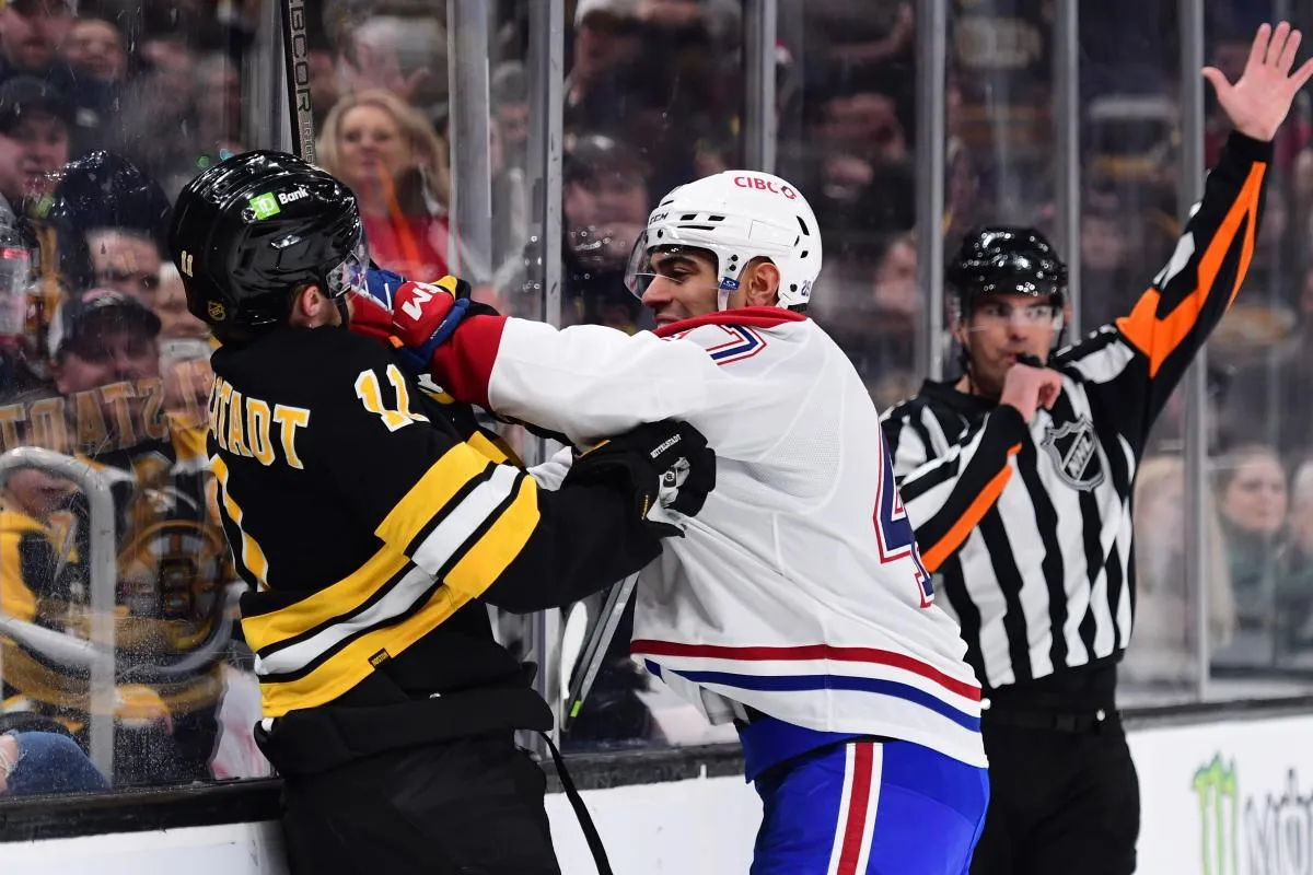 le d&eacute;fenseur des Canadiens de Montr&eacute;al, Jayden Struble (47), pousse le centre des Bruins de Boston, Casey Mittelstadt (11), durant la premi&egrave;re p&eacute;riode au TD Garden.