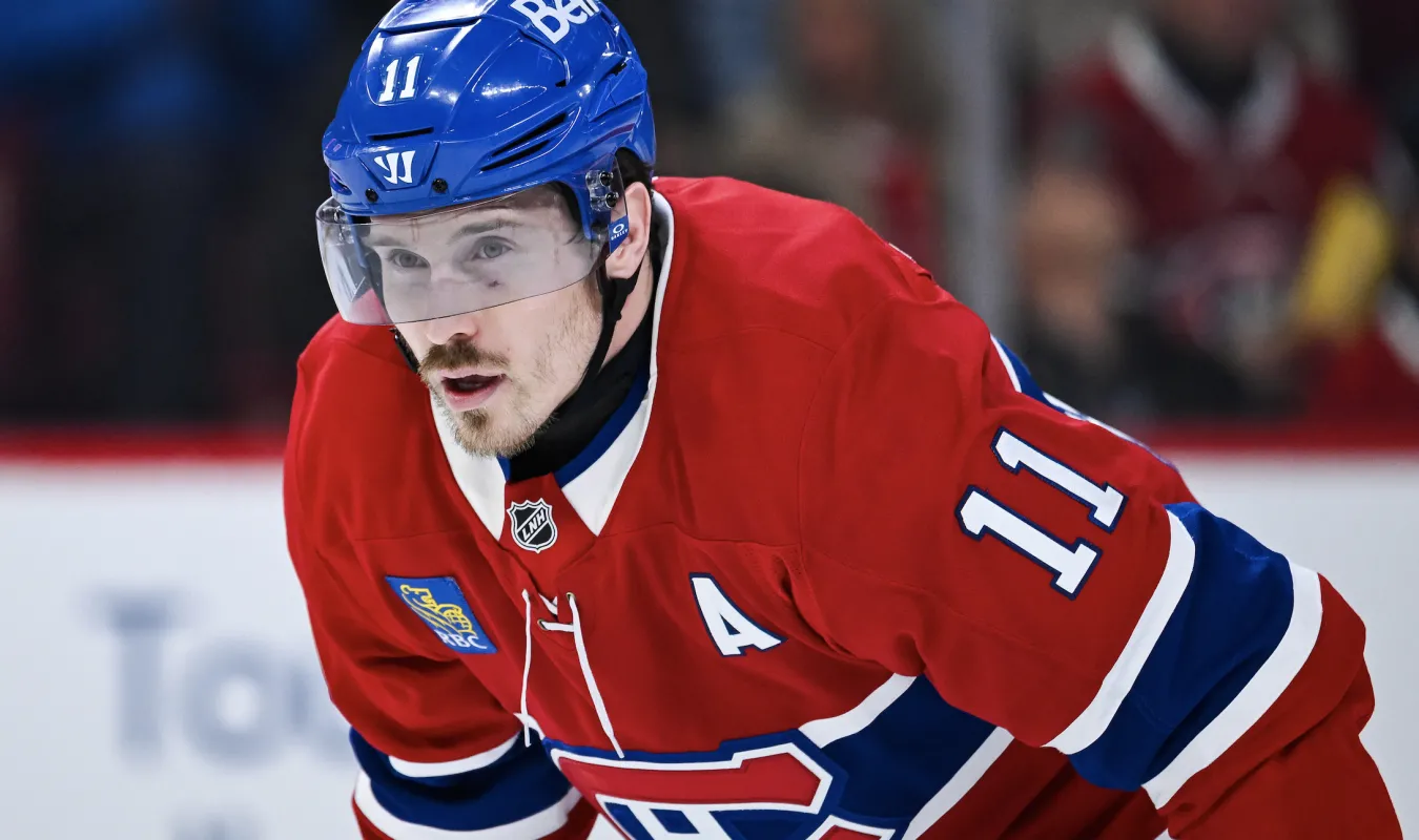 L'ailier droit des Canadiens de Montr&eacute;al Brendan Gallagher (11) attend la mise au jeu contre les Panthers de la Floride pendant la deuxi&egrave;me p&eacute;riode au Centre Bell.