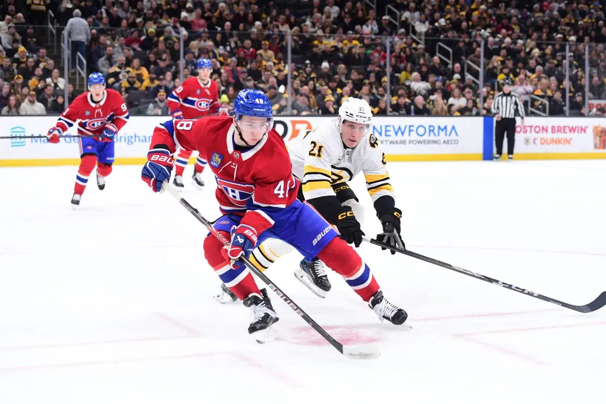 le d&eacute;fenseur des Canadiens de Montr&eacute;al, Lane Hutson (48), et le centre des Bruins de Boston, Alex Steeves (21), se disputent la rondelle durant la premi&egrave;re p&eacute;riode au TD Garden.