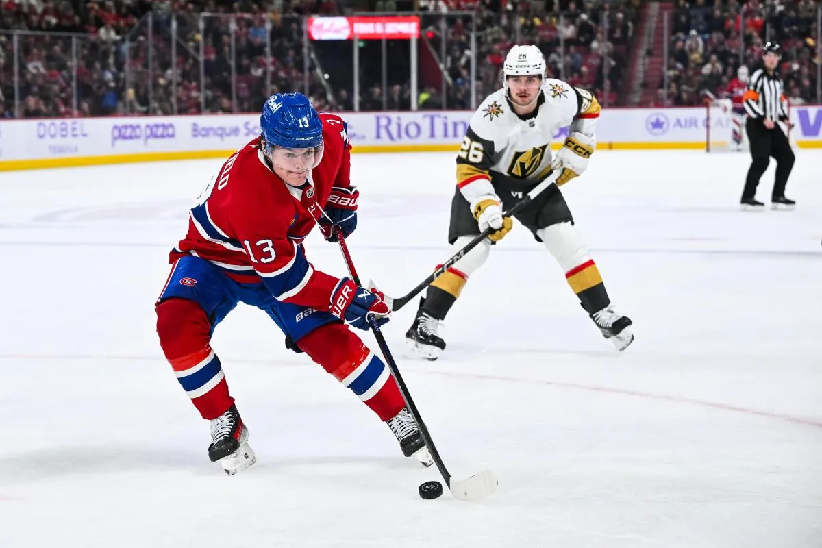 Cole Caufield (13), ailier droit des Canadiens de Montr&eacute;al, contr&ocirc;le la rondelle face aux Golden Knights de Las Vegas durant la deuxi&egrave;me p&eacute;riode au Centre Bell.
