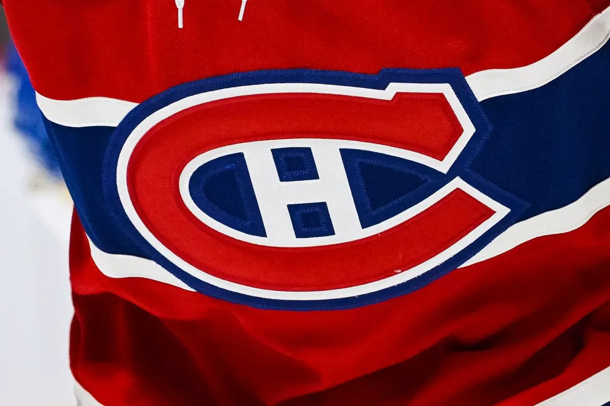 Le 14 f&eacute;vrier 2023, &agrave; Montr&eacute;al, au Qu&eacute;bec, on peut voir le logo des Canadiens de Montr&eacute;al sur le chandail d'un joueur de l'&eacute;quipe lors d'un match contre les Blackhawks de Chicago au Centre Bell.