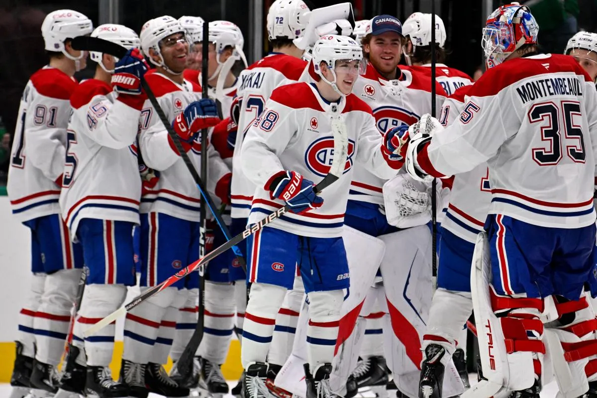 le d&eacute;fenseur des Canadiens de Montr&eacute;al, Lane Hutson (48), c&eacute;l&egrave;bre avec ses co&eacute;quipiers apr&egrave;s avoir marqu&eacute; le but vainqueur contre les Stars de Dallas en prolongation au American Airlines Center.