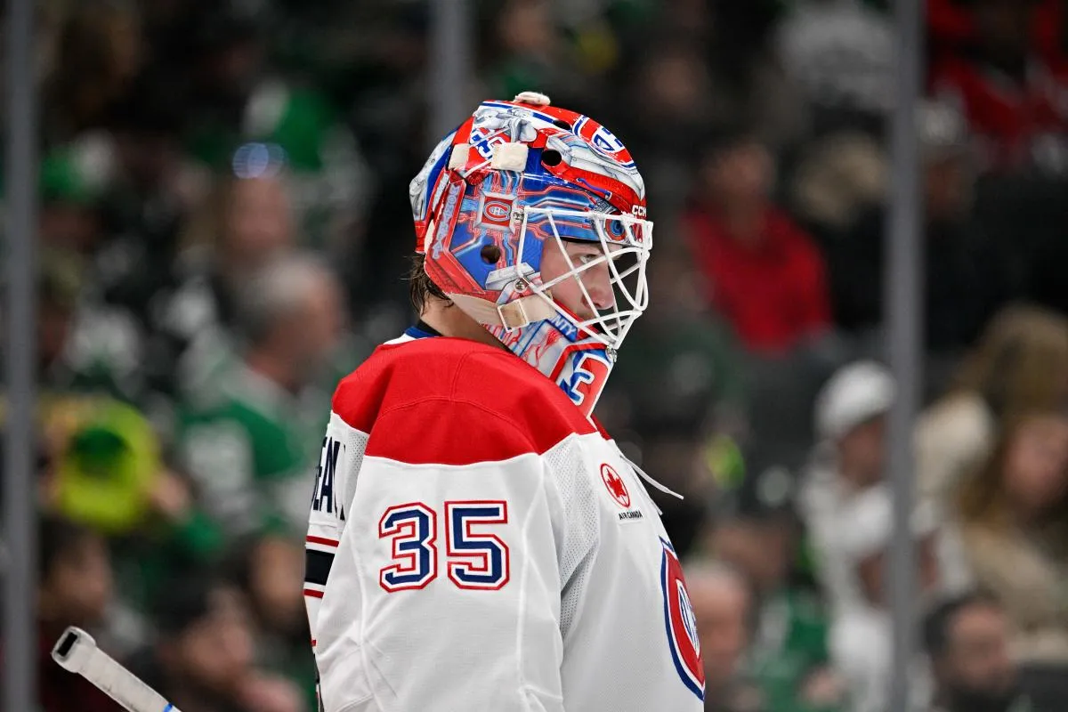 le gardien de but des Canadiens de Montr&eacute;al, Sam Montembeault (35), observe le match opposant les Stars aux Canadiens au American Airlines Center.