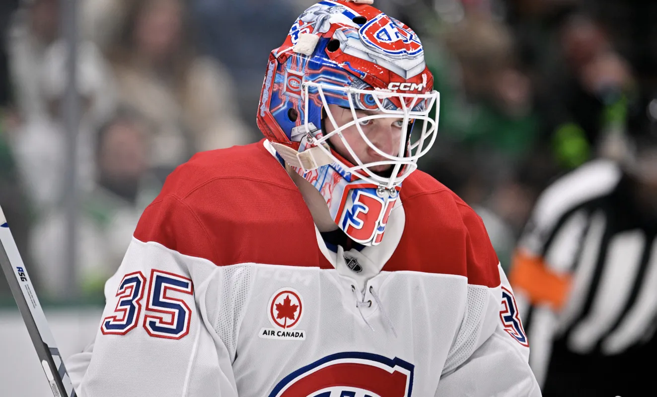 Le gardien de but des Canadiens de Montr&eacute;al, Sam Montembeault (35), affronte l'attaque des Stars de Dallas lors de la deuxi&egrave;me p&eacute;riode &agrave; l'American Airlines Center.