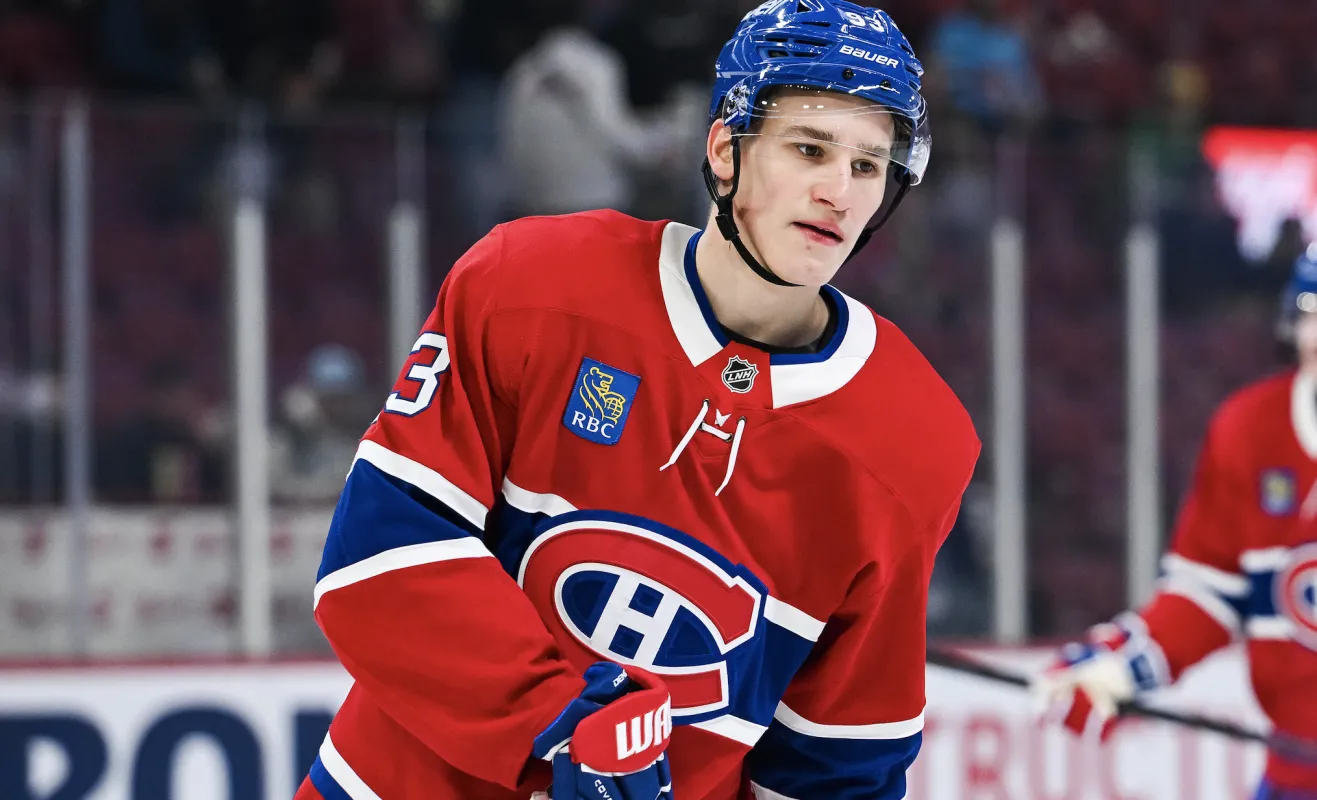 L'ailier droit des Canadiens de Montr&eacute;al, Ivan Demidov (93), observe pendant l'&eacute;chauffement avant le match contre les Stars de Dallas au Centre Bell.