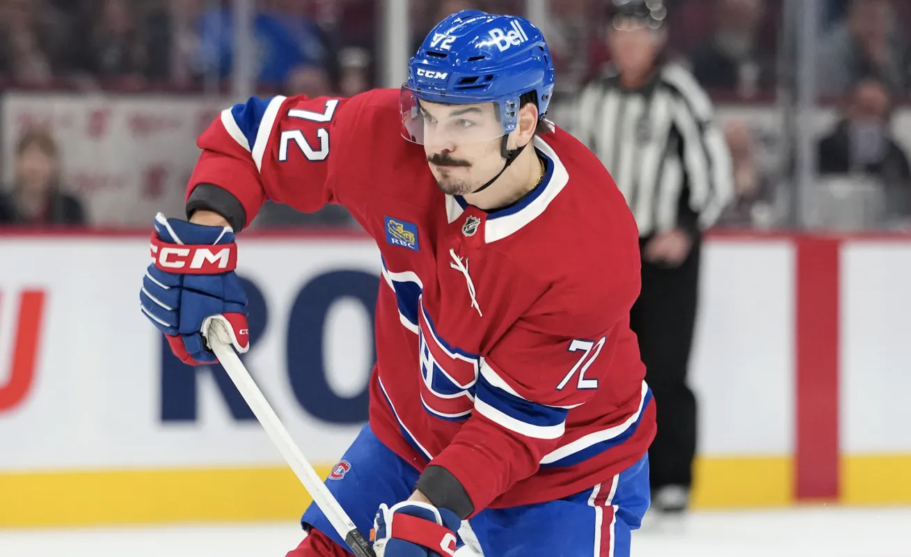 Le d&eacute;fenseur des Canadiens de Montr&eacute;al Arber Xhekaj (72) tire au but pendant la deuxi&egrave;me p&eacute;riode du match contre le Lightning de Tampa Bay au Centre Bell.