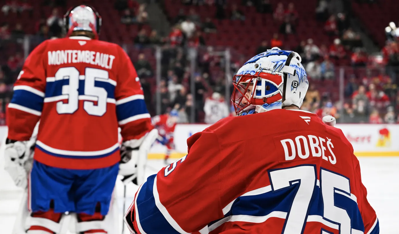 Le gardien des Canadiens de Montr&eacute;al Jakub Dobes (75) se tient derri&egrave;re le gardien Sam Montembeault (35) pendant l'&eacute;chauffement avant le match contre les Jets de Winnipeg au Centre Bell.