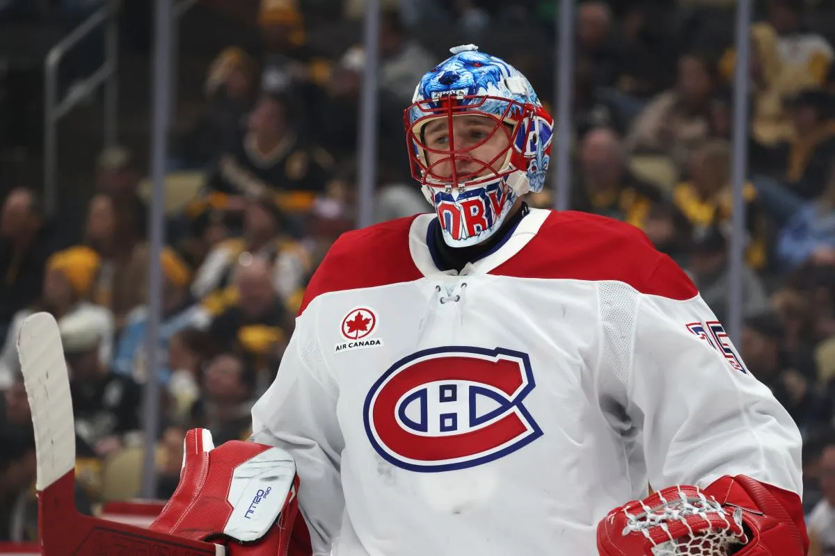 le gardien des Canadiens de Montr&eacute;al, Jakub Dobes (75), observe le jeu face aux Penguins de Pittsburgh durant la troisi&egrave;me p&eacute;riode au PPG Paints Arena.