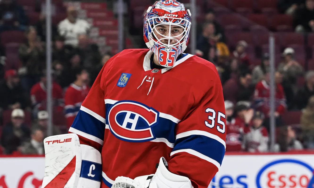 Le gardien des Canadiens de Montr&eacute;al, Sam Montembeault (35), observe pendant l'&eacute;chauffement avant le match contre les Stars de Dallas au Centre Bell.