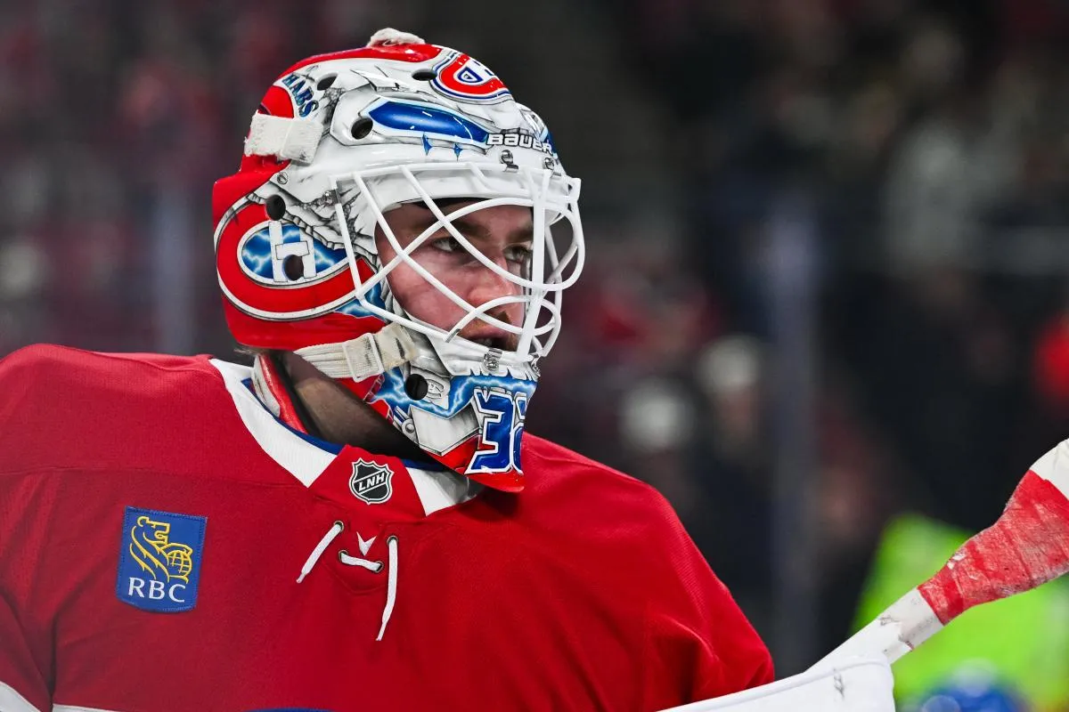 le gardien des Canadiens de Montr&eacute;al, Jacob Fowler (32), observe le jeu pendant l'&eacute;chauffement avant le match contre les Canucks de Vancouver au Centre Bell.