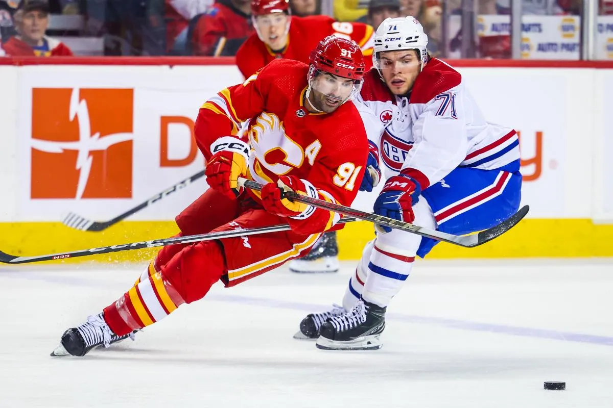 Nazem Kadri (91), centre des Flames de Calgary, et Jake Evans (71), centre des Canadiens de Montr&eacute;al, se disputent la rondelle durant la deuxi&egrave;me p&eacute;riode au Scotiabank Saddledome.
