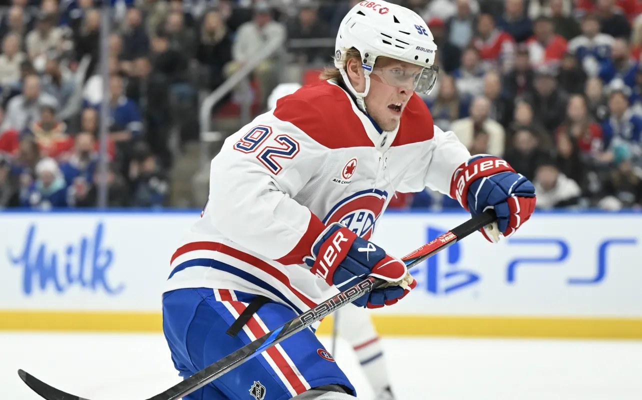 L'attaquant des Canadiens de Montr&eacute;al Patrik Laine (92) poursuit le jeu contre les Maple Leafs de Toronto au cours de la deuxi&egrave;me p&eacute;riode &agrave; la Scotiabank Arena.