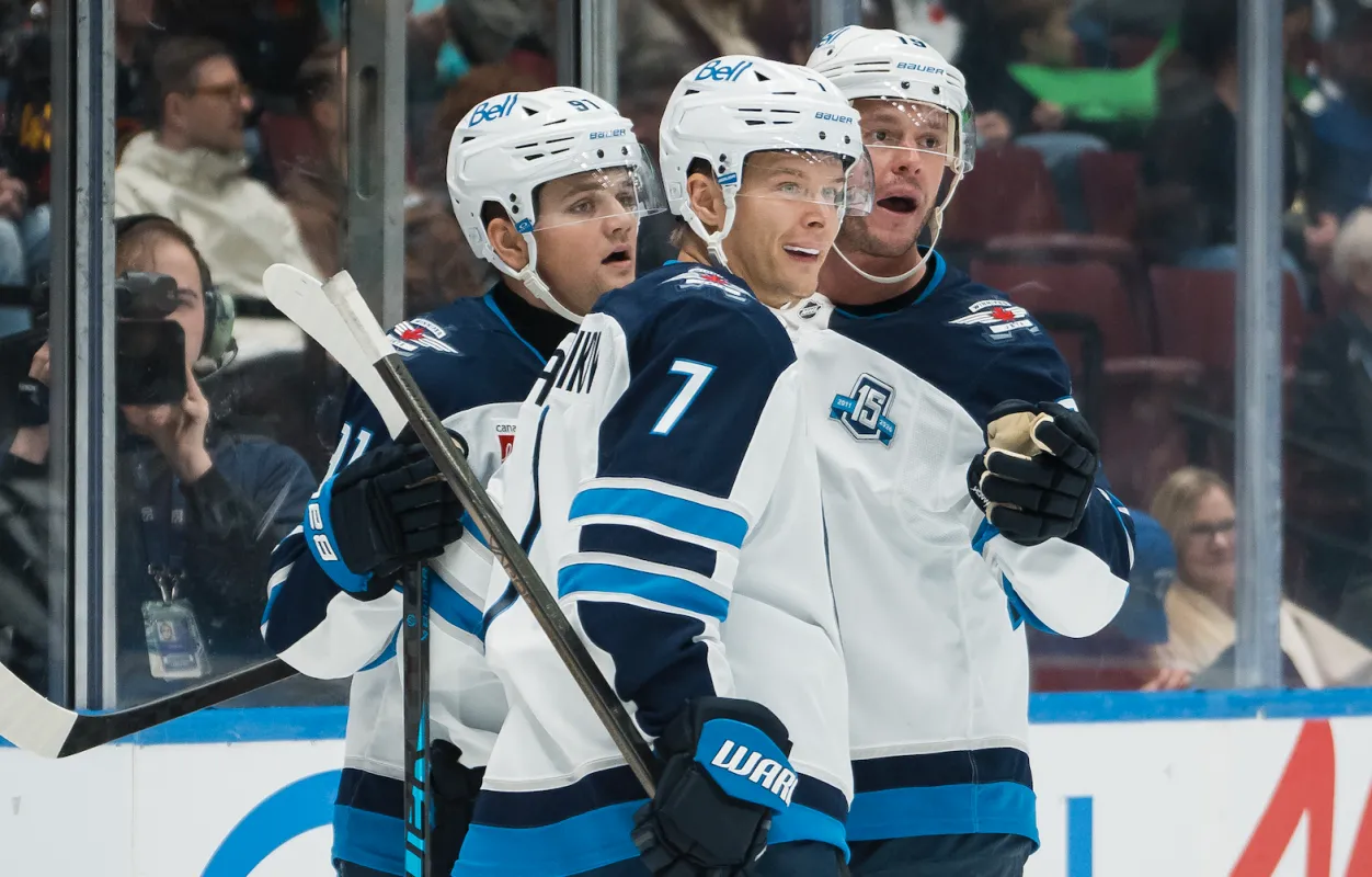 L'attaquant Cole Perfetti (91) des Jets de Winnipeg, l'attaquant Vladislav Namestnikov (7) et l'attaquant Jonathan Toews (19) c&eacute;l&egrave;brent le but de Toews contre les Canucks de Vancouver lors de la premi&egrave;re p&eacute;riode &agrave; la Rogers Arena.