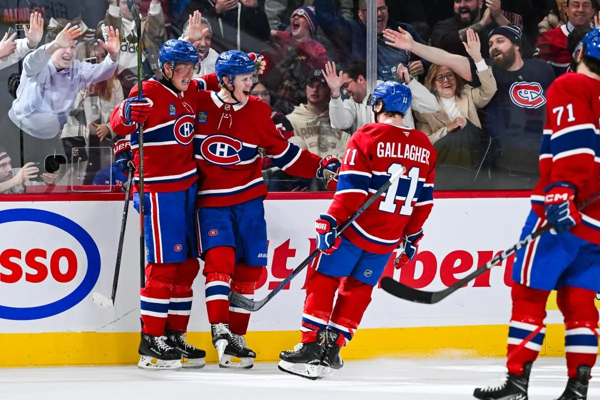 Patrik Laine (92), ailier droit des Canadiens de Montr&eacute;al, c&eacute;l&egrave;bre son but vainqueur avec ses co&eacute;quipiers contre les Rangers de New York apr&egrave;s le match au Centre Bell.