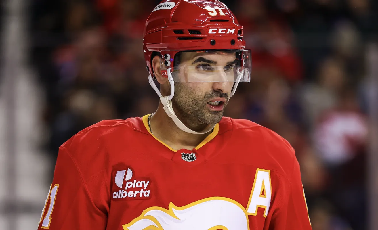 Le centre des Flames de Calgary Nazem Kadri (91) contre les Oilers d'Edmonton pendant la deuxi&egrave;me p&eacute;riode au Scotiabank Saddledome.