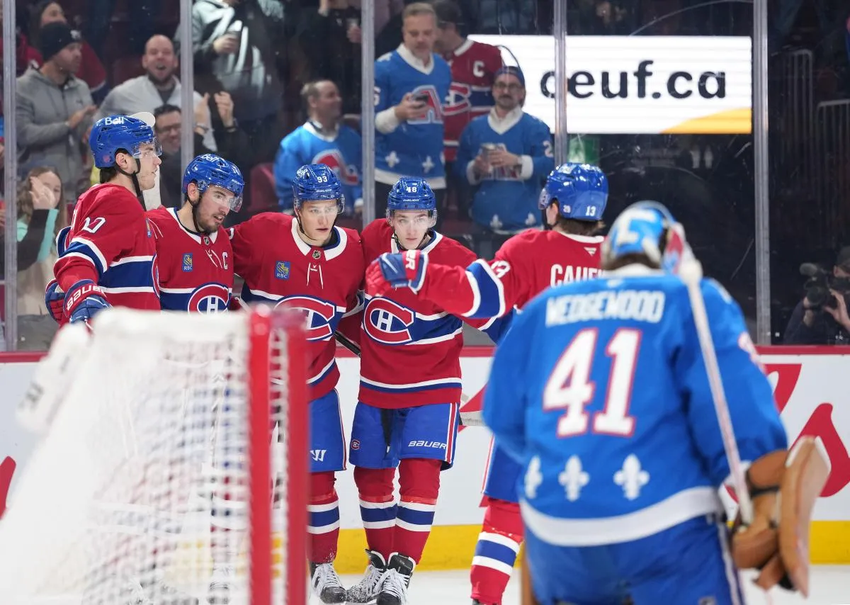 L'attaquant des Canadiens de Montr&eacute;al, Nick Suzuki (14), c&eacute;l&egrave;bre avec ses co&eacute;quipiers apr&egrave;s avoir marqu&eacute; un but contre le gardien de l'Avalanche du Colorado, Scott Wedgewood (41), en premi&egrave;re p&eacute;riode au Centre Bell.