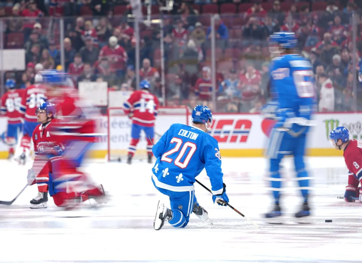 l'attaquant de l'Avalanche du Colorado, Ross Colton (20), s'&eacute;tire pendant l'&eacute;chauffement avant le match contre les Canadiens de Montr&eacute;al au Centre Bell.