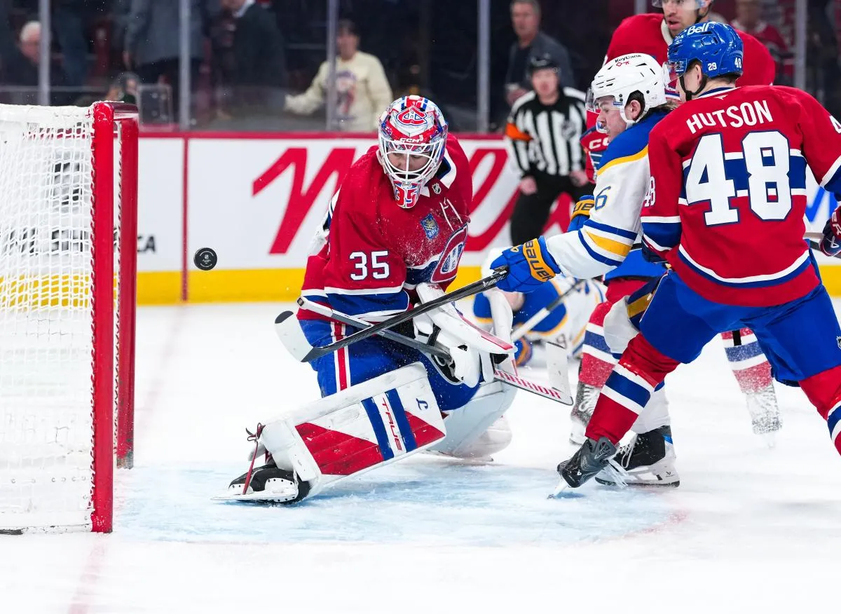 l'attaquant des Sabres de Buffalo, Zach Benson (6), marque un but contre le gardien des Canadiens de Montr&eacute;al, Sam Montembeault (35), en deuxi&egrave;me p&eacute;riode au Centre Bell.