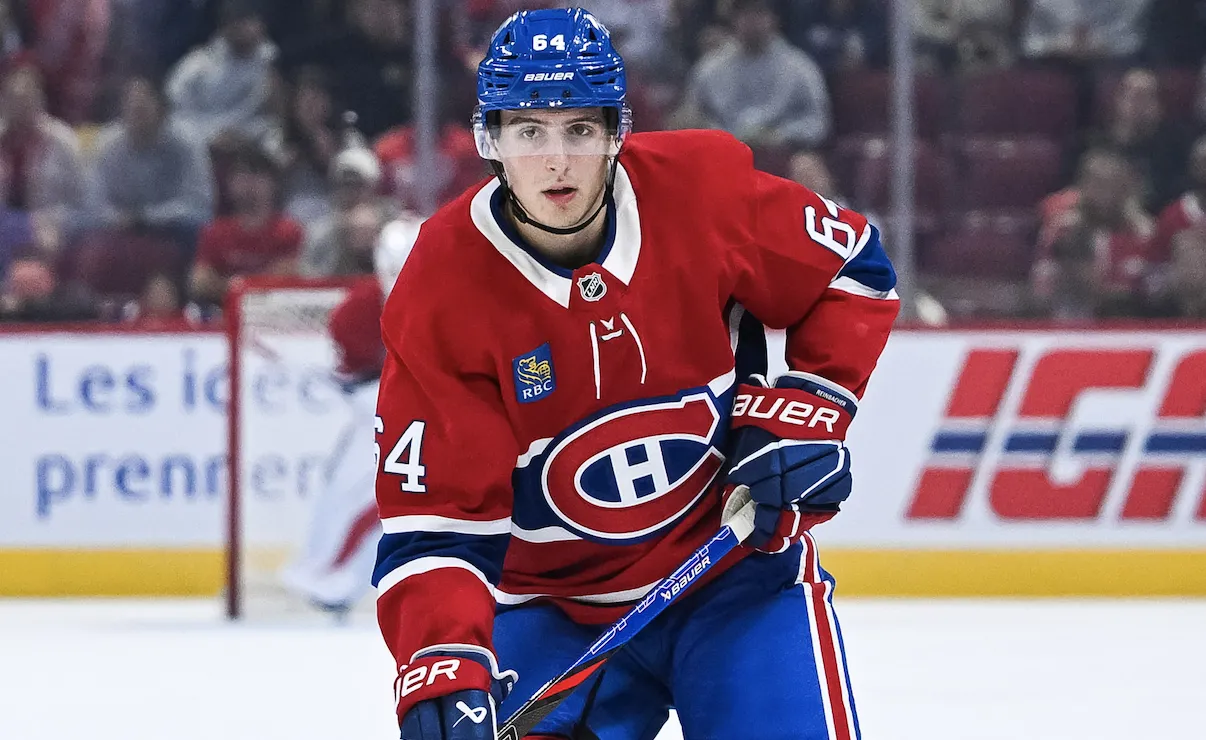 Le d&eacute;fenseur des Canadiens de Montr&eacute;al David Reinbacher (64) patine contre les Maple Leafs de Toronto pendant la troisi&egrave;me p&eacute;riode au Centre Bell.