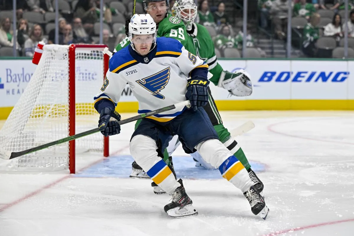 Le 26 septembre 2022, &agrave; Dallas, au Texas (&Eacute;tats-Unis), l'attaquant droitier des Blues de Saint-Louis, Mathias Laferriere (58), est en action lors du match qui oppose les Stars de Dallas aux Blues de Saint-Louis, &agrave; l'American Airlines Center.