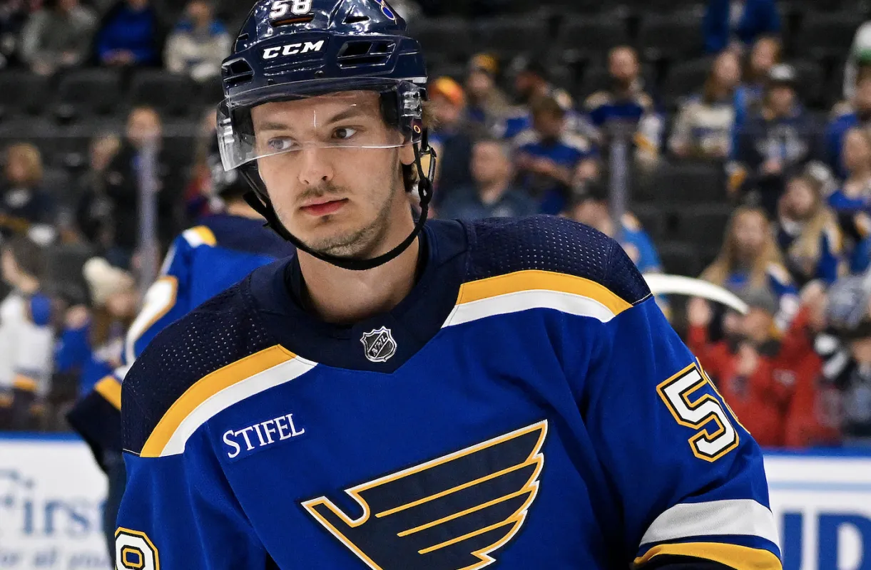 Mathias Laferri&egrave;re (58), ailier droit des Blues de Saint-Louis, en action contre les Blue Jackets de Columbus &agrave; l'Enterprise Center.