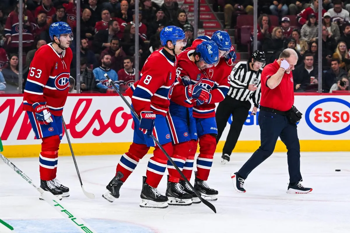Le 13 novembre 2025, &agrave; Montr&eacute;al, au Qu&eacute;bec, le centre des Canadiens de Montr&eacute;al, Alex Newhook (15), est escort&eacute; hors de la glace apr&egrave;s s'&ecirc;tre bless&eacute; lors d'un match contre les Stars de Dallas au Centre Bell.