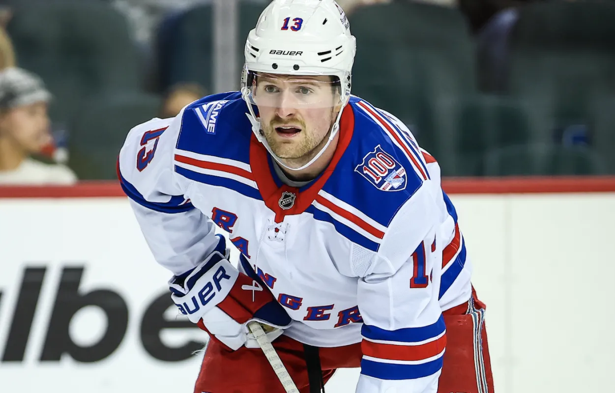Alexis Lafreni&egrave;re (13), ailier gauche des Rangers de New York, contre les Flames de Calgary lors de la troisi&egrave;me p&eacute;riode au Scotiabank Saddledome.