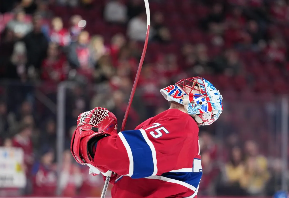 Le gardien des Canadiens de Montr&eacute;al, Jakub Dobes (75), s'&eacute;tire pendant l'&eacute;chauffement avant le match contre les Golden Knights de Vegas au Centre Bell.