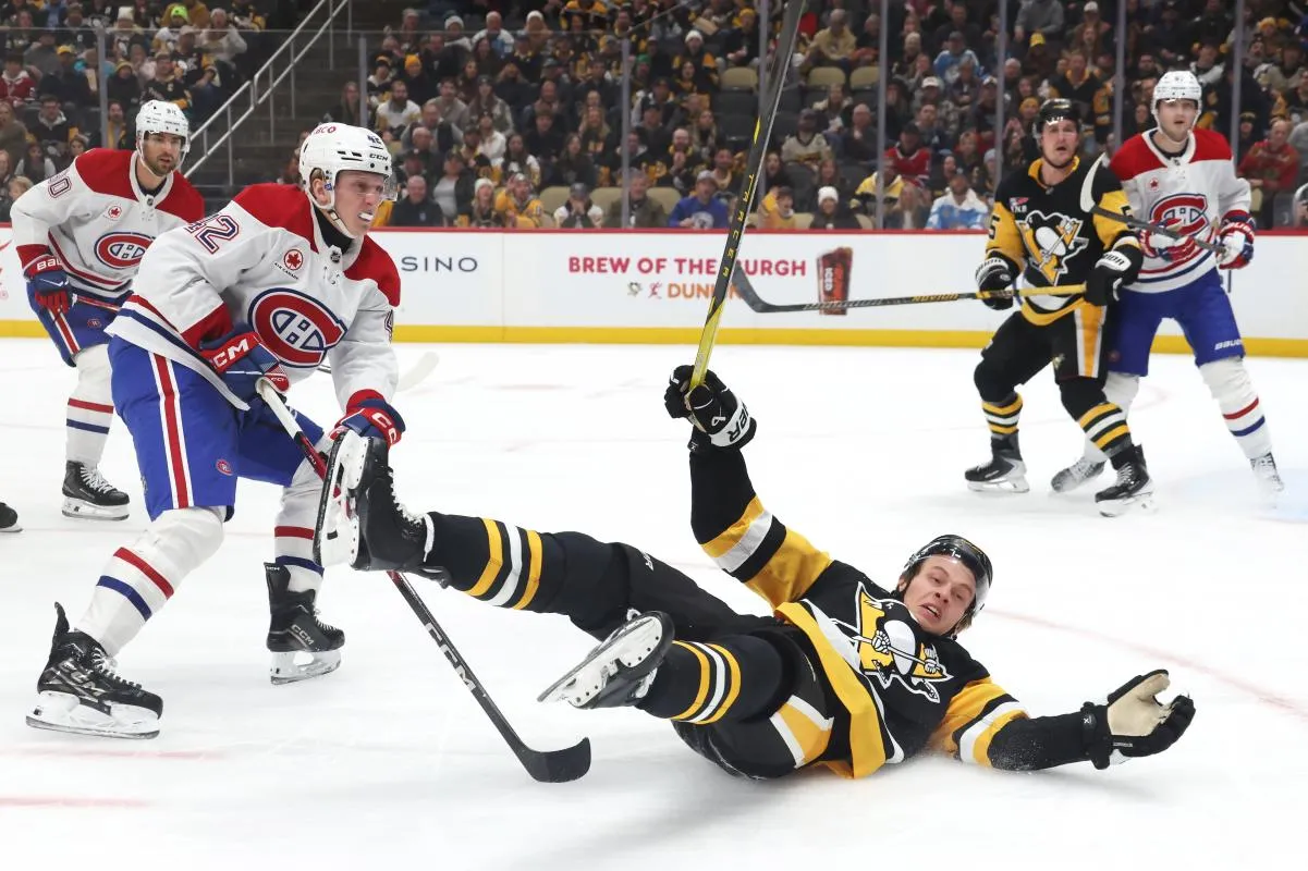 Le 21 d&eacute;cembre 2025, &agrave; Pittsburgh, en Pennsylvanie, &Eacute;tats-Unis, l'attaquant des Penguins de Pittsburgh, Rutger McGroarty, est plaqu&eacute; par le d&eacute;fenseur des Canadiens de Montr&eacute;al, Adam Engstrom, lors de la premi&egrave;re p&eacute;riode au PPG Paints Arena.