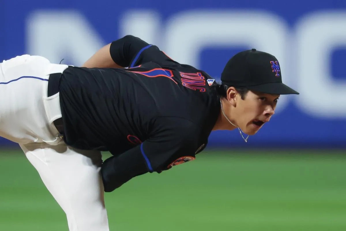 New York Mets starting pitcher Jonah Tong (21) delivers a pitch during the third inning against the Miami Marlins at Citi Field.