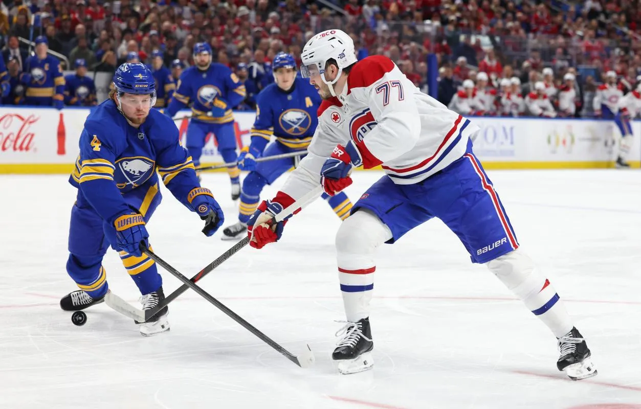 Le 31 janvier 2026, &agrave; Buffalo, dans l'&Eacute;tat de New York, aux &Eacute;tats-Unis, le d&eacute;fenseur des Sabres de Buffalo, Bowen Byram (4), tente de bloquer un tir du centre des Canadiens de Montr&eacute;al, Kirby Dach (77), lors du premier tiers-temps au KeyBank Center.