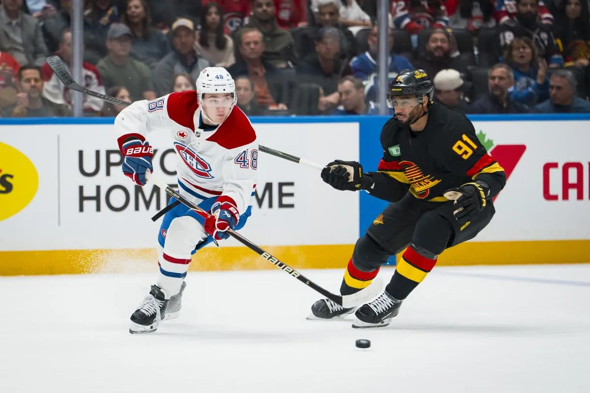 le d&eacute;fenseur des Canadiens de Montr&eacute;al, Lane Hutson (48), passe devant l'attaquant des Canucks de Vancouver, Evander Kane (91), en deuxi&egrave;me p&eacute;riode, &agrave; l'ar&eacute;na Rogers.