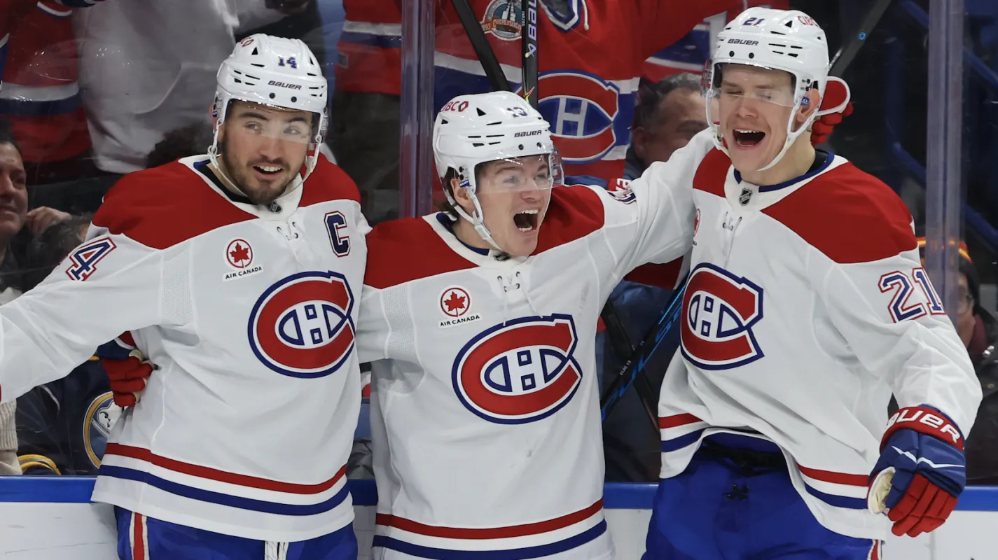 L'ailier droit des Canadiens de Montr&eacute;al, Cole Caufield (13), c&eacute;l&egrave;bre son deuxi&egrave;me but du match avec ses co&eacute;quipiers lors de la troisi&egrave;me p&eacute;riode contre les Sabres de Buffalo au KeyBank Center.