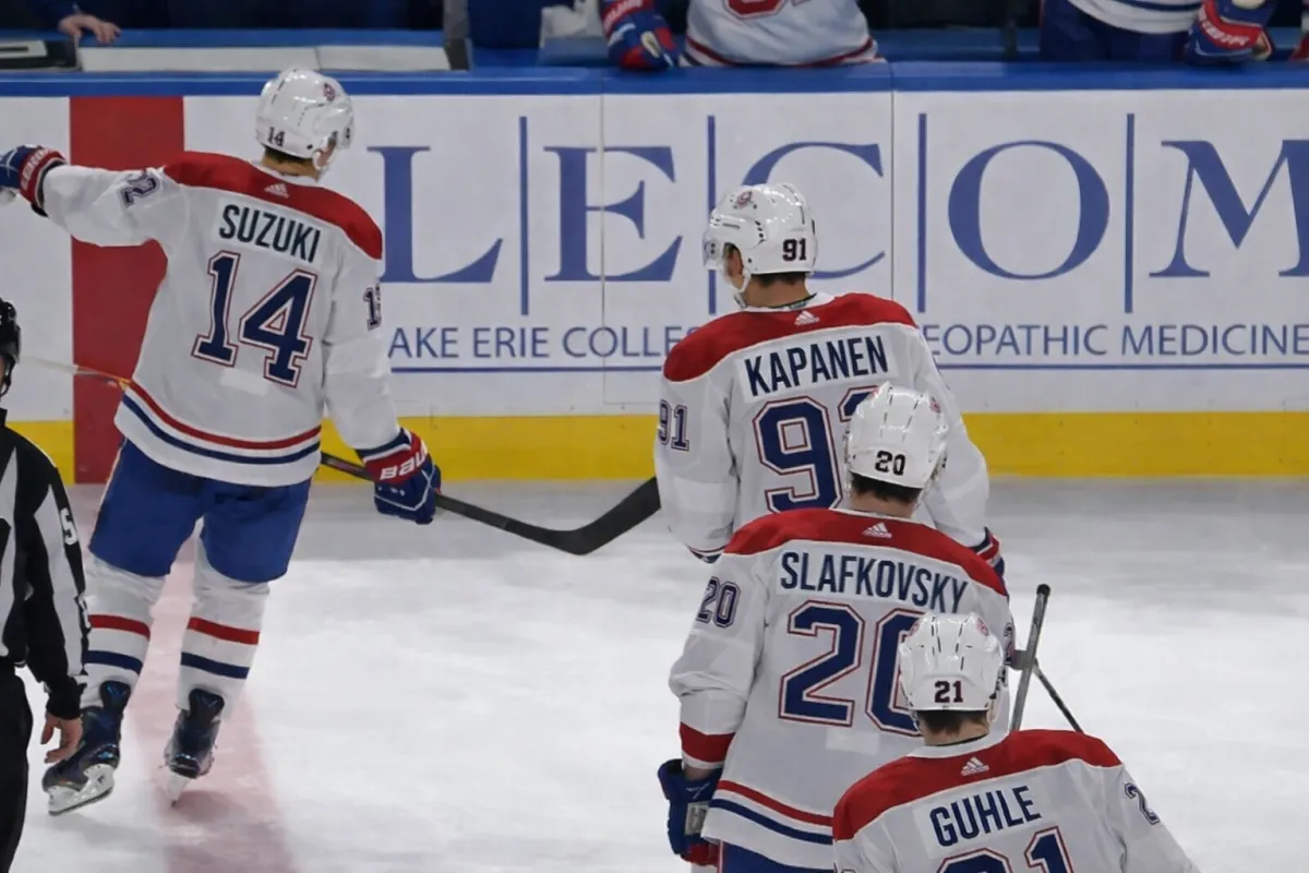 Sc&egrave;ne pass&eacute;e inaper&ccedil;ue: Nick Suzuki enl&egrave;ve son masque de gentil gar&ccedil;on et humilie les Sabres
