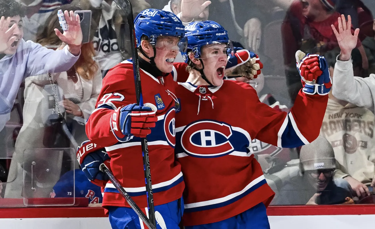 L'ailier droit des Canadiens de Montr&eacute;al Patrik Laine (92) c&eacute;l&egrave;bre son but d&eacute;cisif avec le d&eacute;fenseur Kaiden Guhle (21) contre les Rangers de New York apr&egrave;s le match au Centre Bell.