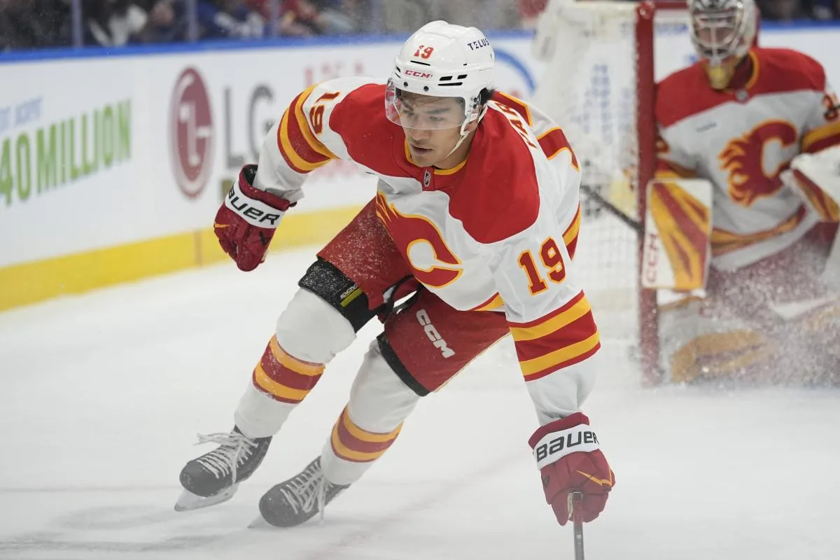 Le 28 octobre 2025, &agrave; Toronto, en Ontario, le d&eacute;fenseur des Calgary Flames, Zayne Parekh (19), patine contre les Toronto Maple Leafs lors du premier tiers-temps &agrave; l'ar&eacute;na Scotiabank.