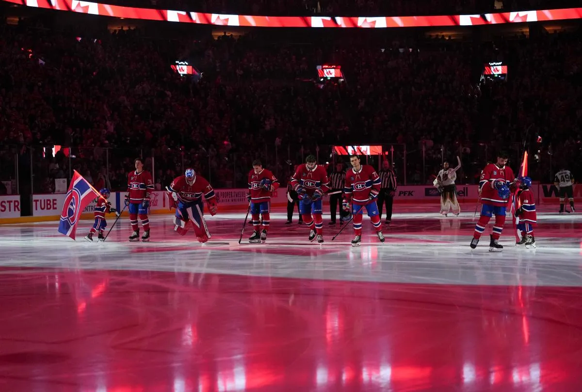 les joueurs des Canadiens de Montr&eacute;al pendant l'hymne national avant le match contre les Golden Knights de Vegas au Centre Bell.
