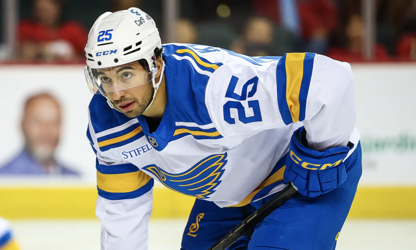 Jordan Kyrou (25), ailier droit des Blues de Saint-Louis, lors de la mise au jeu contre les Flames de Calgary au cours de la troisi&egrave;me p&eacute;riode au Scotiabank Saddledome.