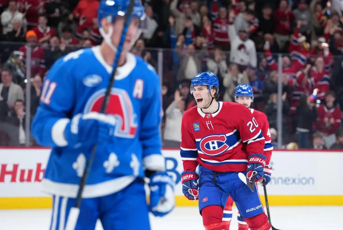 Juraj Slafkovsky, attaquant des Canadiens de Montr&eacute;al (20), c&eacute;l&egrave;bre apr&egrave;s avoir marqu&eacute; un but contre l'Avalanche du Colorado lors du troisi&egrave;me tiers-temps au Centre Bell.