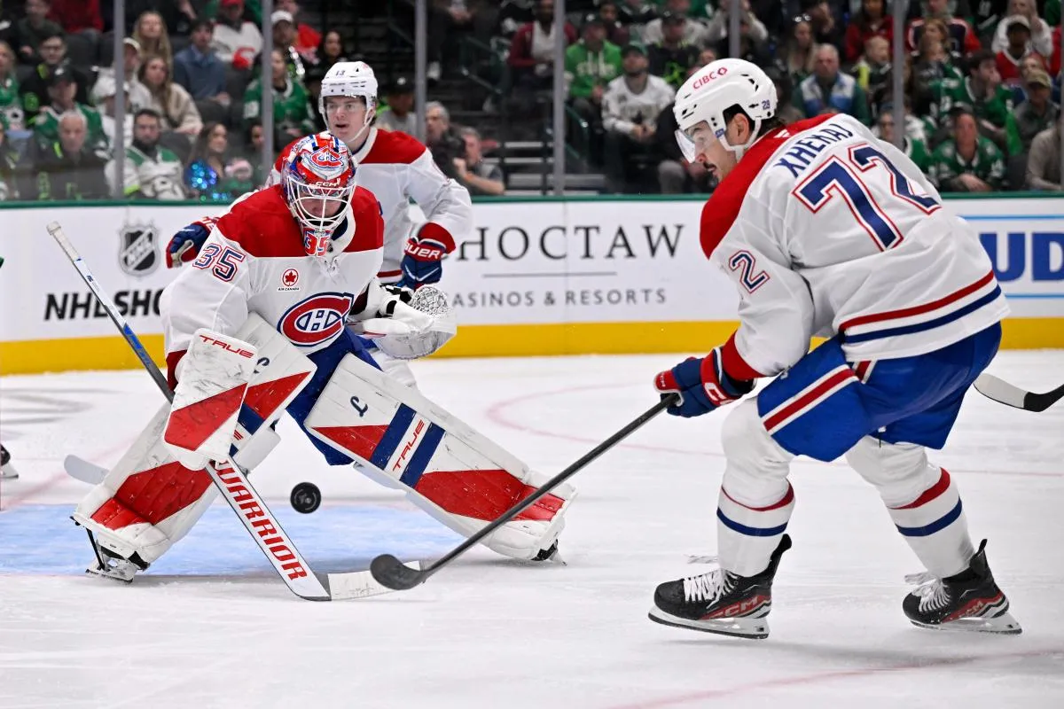 le gardien de but des Canadiens de Montr&eacute;al, Samuel Montembeault (35), et le d&eacute;fenseur Arber Xhekaj (72), cherchent la rondelle lors du deuxi&egrave;me tiers contre les Stars de Dallas, &agrave; l'American Airlines Center.