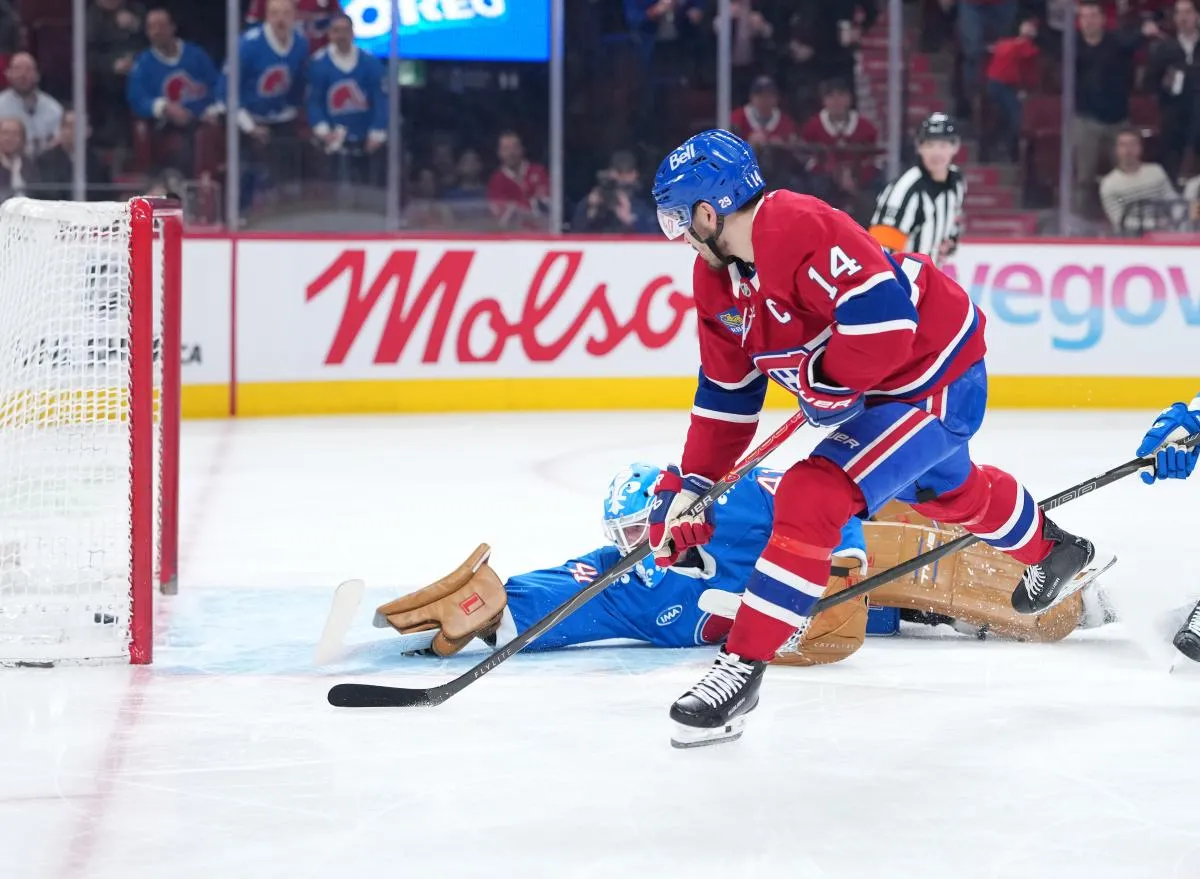 Le 29 janvier 2026, &agrave; Montr&eacute;al, au Qu&eacute;bec, Nick Suzuki (14), attaquant des Canadiens de Montr&eacute;al, marque un but contre Scott Wedgewood (41), gardien de but de l'Avalanche du Colorado, lors du premier tiers-temps au Centre Bell.