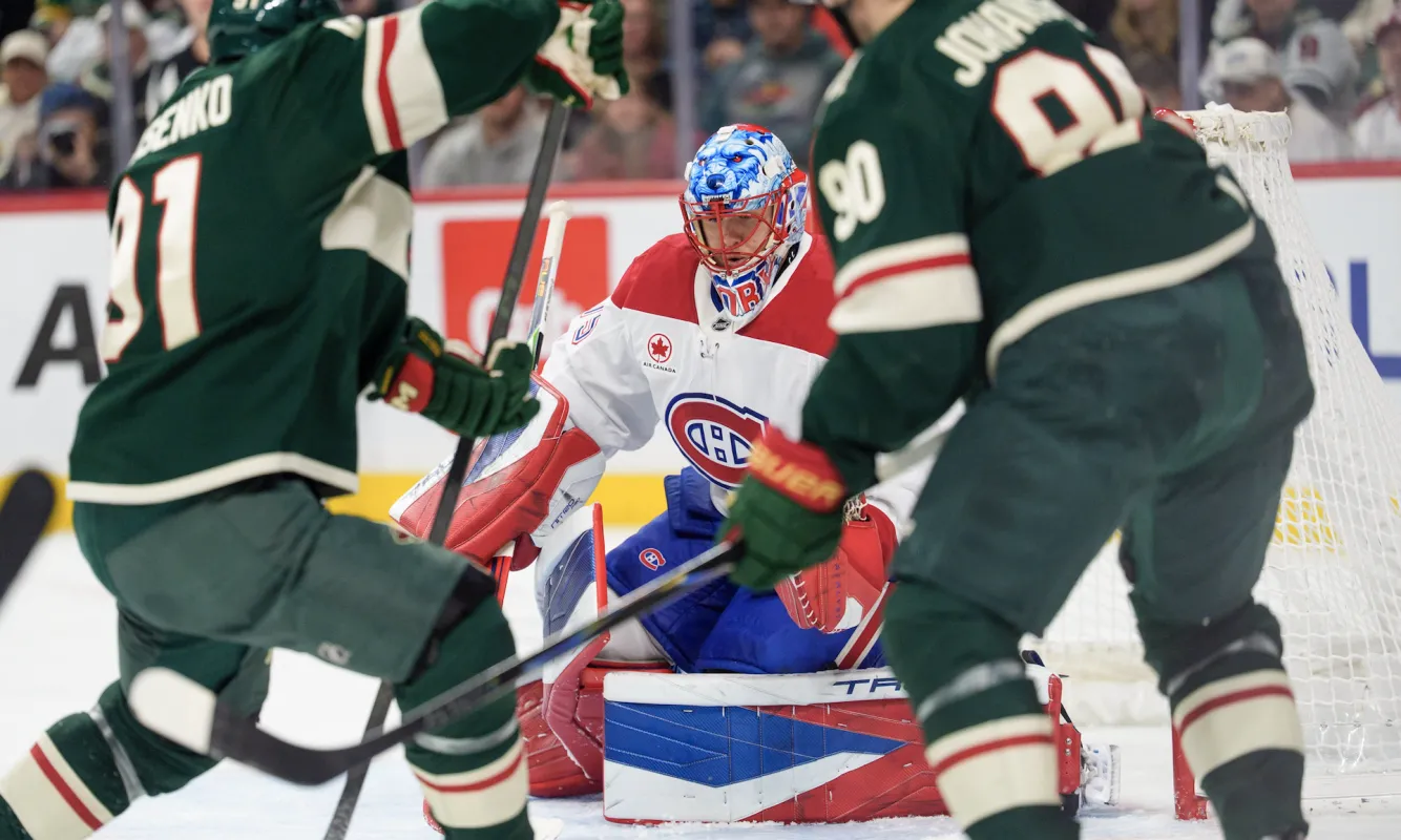 Le gardien de but des Canadiens de Montr&eacute;al Jakub Dobes (75) observe Vladimir Tarasenko (91), ailier droit du Minnesota Wild, tirer au but lors de la deuxi&egrave;me p&eacute;riode au Grand Casino Arena.