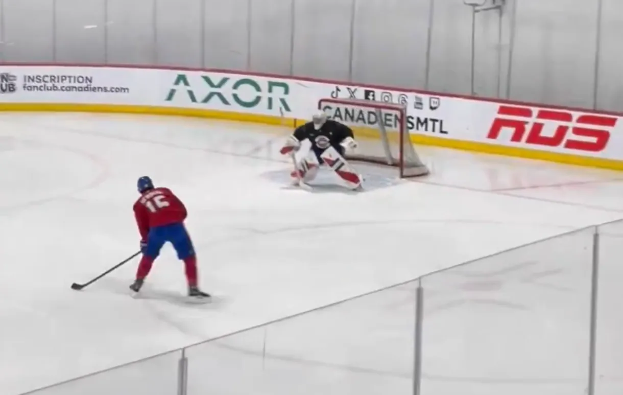 David Savard en gardien avec Alex Newhook