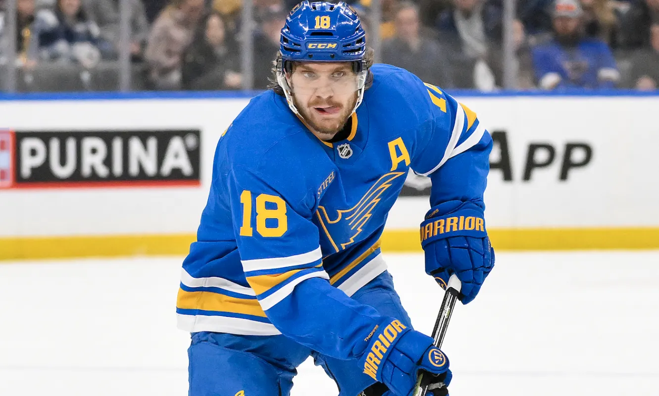 Robert Thomas (18), centre des Blues de Saint-Louis, contr&ocirc;le le palet contre les Canadiens de Montr&eacute;al pendant la deuxi&egrave;me p&eacute;riode &agrave; l'Enterprise Center.