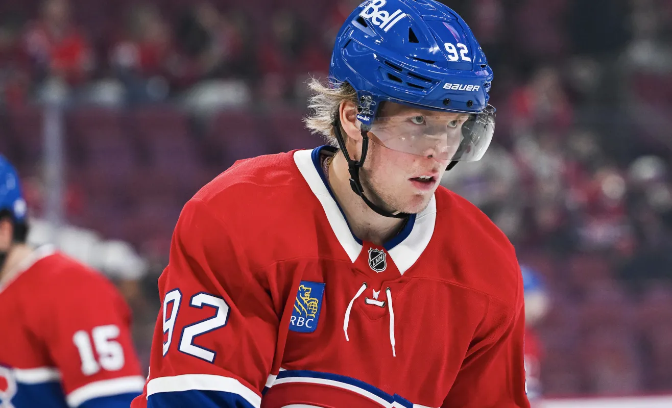 L'ailier droit des Canadiens de Montr&eacute;al, Patrik Laine (92), observe pendant l'&eacute;chauffement avant le match contre les Predators de Nashville au Centre Bell.