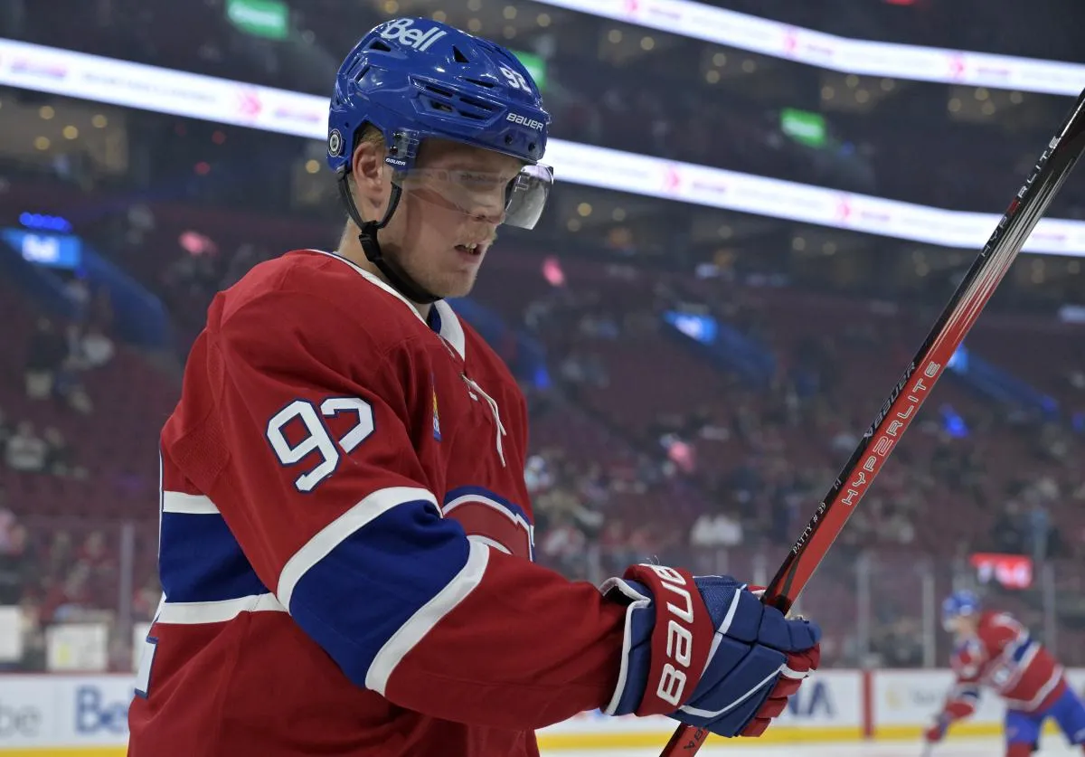 Patrik Laine (92), attaquant des Canadiens de Montr&eacute;al, s'&eacute;chauffe avant un match contre les Flyers de Philadelphie au Centre Bell.