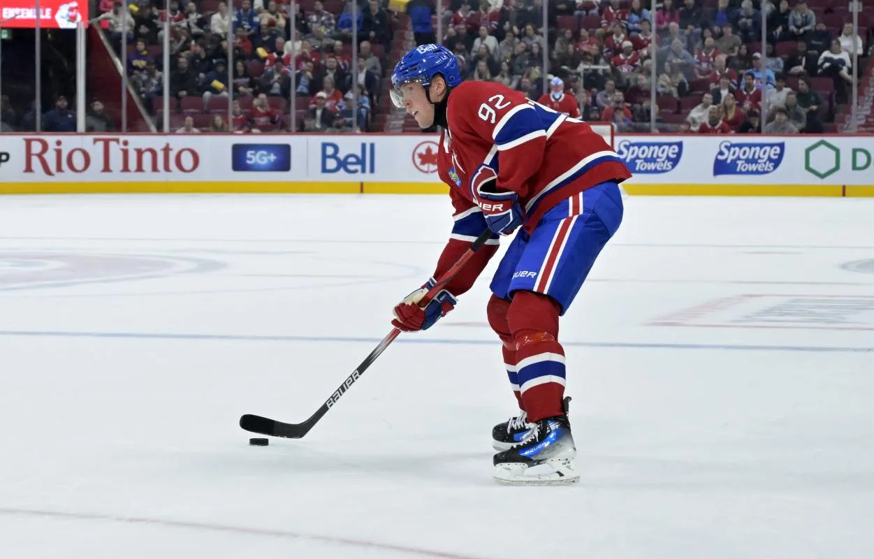l'attaquant des Canadiens de Montr&eacute;al Patrik Laine (92) joue la rondelle contre les Flyers de Philadelphie lors du deuxi&egrave;me tiers au Centre Bell.