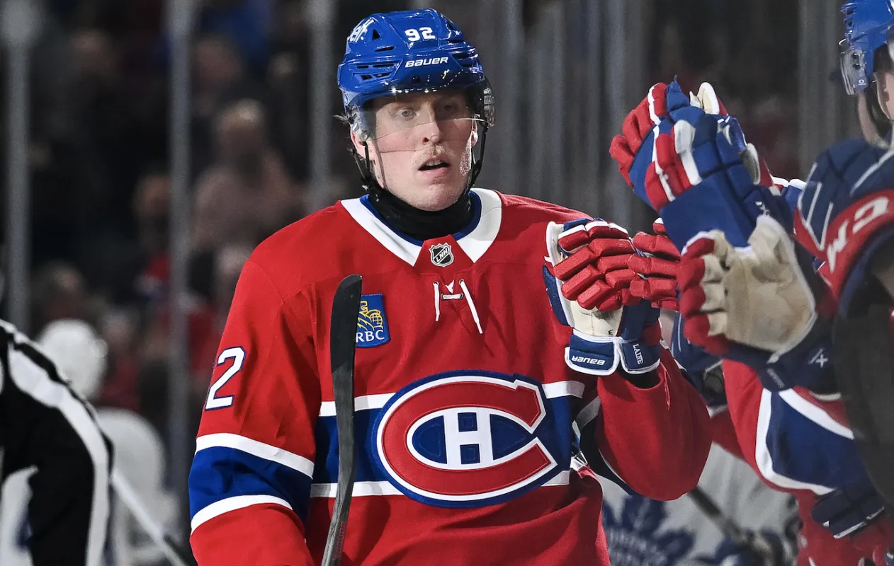 L'ailier droit des Canadiens de Montr&eacute;al, Patrik Laine (92), c&eacute;l&egrave;bre avec ses co&eacute;quipiers sur le banc son but contre les Maple Leafs de Toronto lors de la premi&egrave;re p&eacute;riode au Centre Bell.