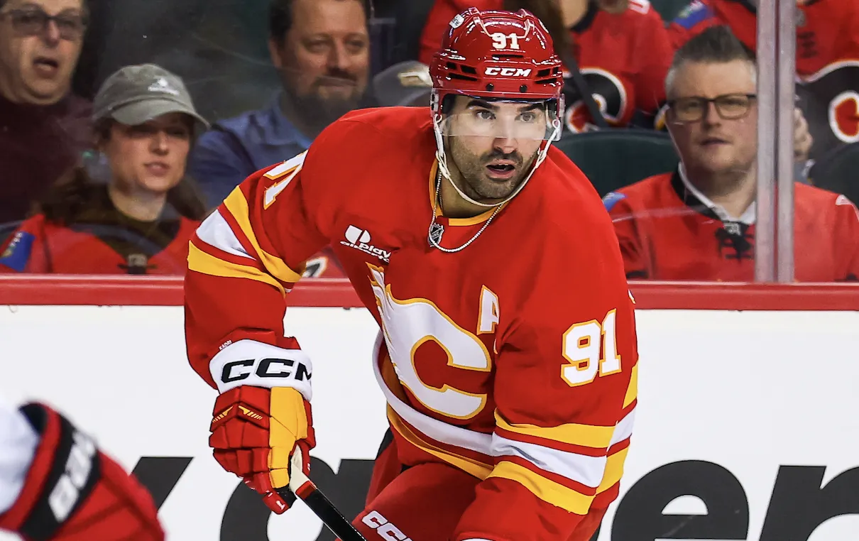 Le centre des Flames de Calgary Nazem Kadri (91) patine avec le palet contre les Devils du New Jersey pendant la deuxi&egrave;me p&eacute;riode au Scotiabank Saddledome.